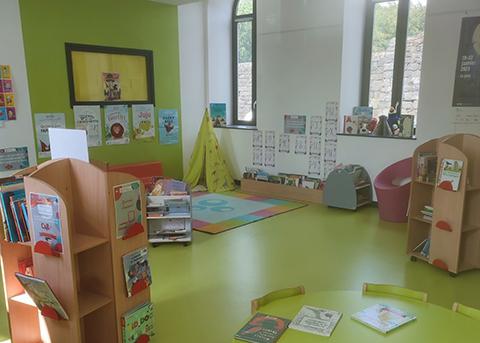 vue interieure espace jeunesse mediatheque pontgibaud