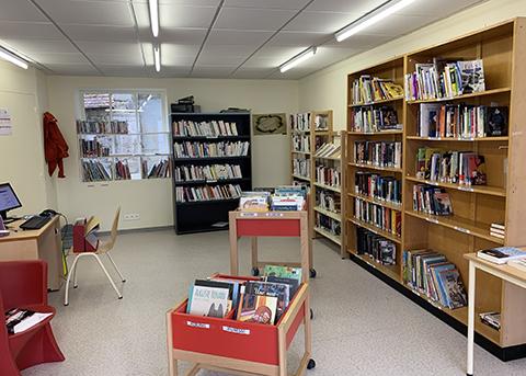 vue interieure bibliotheque montel de gelat